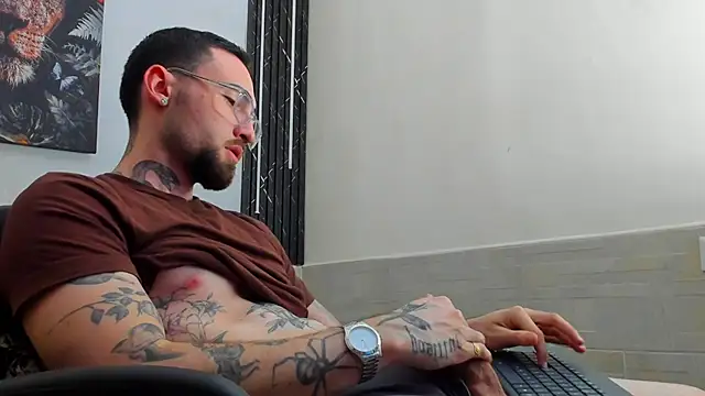 Snapshot of Luke_davis01 chatting on February 15, 4:01 pm Luke davis01 online show from February 15, 4:01 pm