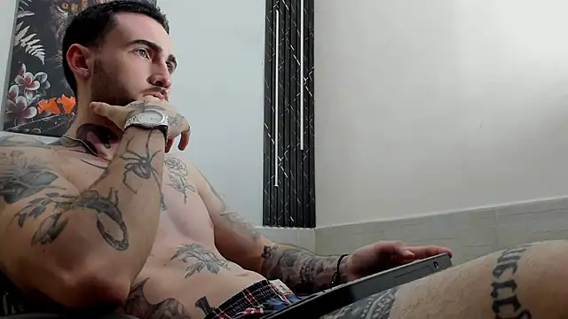 Snapshot of Luke_davis01 chatting on February 20, 4:57 pm Luke davis01 online show from February 20, 4:57 pm