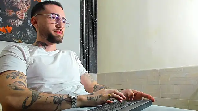 Snapshot of Luke_davis01 chatting on February 22, 1:02 pm Luke davis01 online show from February 22, 1:02 pm
