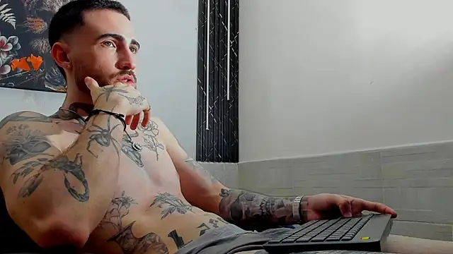 Snapshot of Luke_davis01 chatting on February 24, 3:53 pm Luke davis01 online show from February 24, 3:53 pm