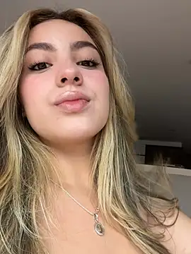Snapshot of Cloee_Rainbow1 chatting on July 17, 1:18 pm Cloee Rainbow1 online show from July 17, 1:18 pm