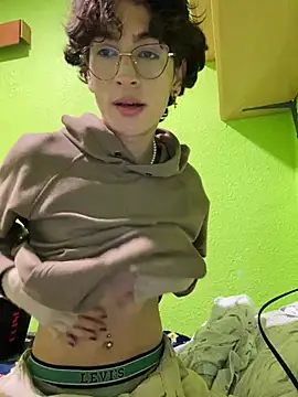 Snapshot of stormmart18 chatting on February 11, 4:35 pm stormmart18 online show from February 11, 4:35 pm