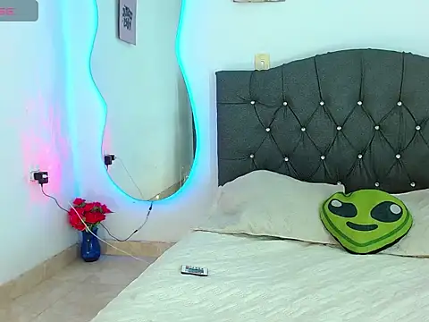 Vickyallien online show from February 25, 4:00 pm