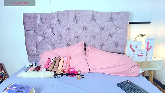 Skye Moore online show from November 5, 7:14 pm