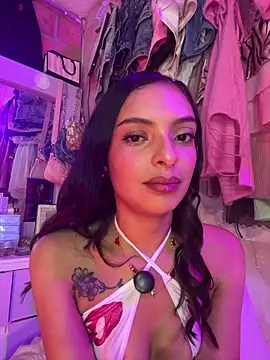 Snapshot of Skye_Moore chatting on May 6, 2:19 am Skye Moore online show from May 6, 2:19 am
