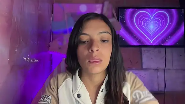 Snapshot of Skye_Moore chatting on June 23, 10:35 am Skye Moore online show from June 23, 10:35 am