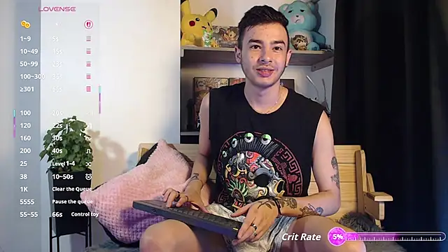 Snapshot of kyle_clint07 chatting on October 10, 6:40 pm kyle clint07 online show from October 10, 6:40 pm