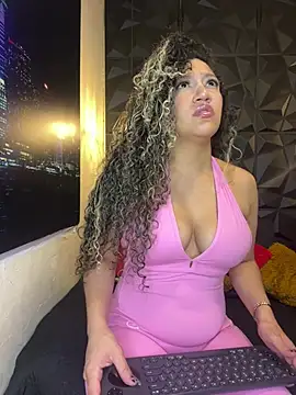 Snapshot of MiaCurly3 chatting on February 26, 4:33 am MiaCurly3 online show from February 26, 4:33 am