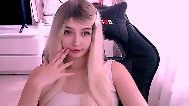 Snapshot of beauty_blonde chatting on October 12, 5:50 am beauty blonde online show from October 12, 5:50 am