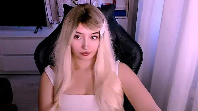 Snapshot of beauty_blonde chatting on October 14, 1:17 am beauty blonde online show from October 14, 1:17 am