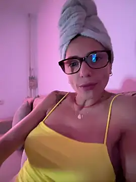 Snapshot of PlayfulShow chatting on April 1, 11:22 am PlayfulShow online show from April 1, 11:22 am