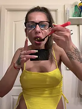 Snapshot of PlayfulShow chatting on April 3, 9:29 am PlayfulShow online show from April 3, 9:29 am