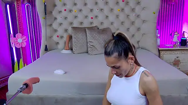 Snapshot of PlayfulShow chatting on April 12, 8:52 am PlayfulShow online show from April 12, 8:52 am