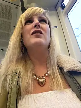 Snapshot of Sexybiene969 chatting on October 10, 3:11 pm Sexybiene969 online show from October 10, 3:11 pm