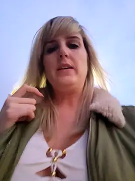 Snapshot of Sexybiene969 chatting on October 14, 4:30 pm Sexybiene969 online show from October 14, 4:30 pm