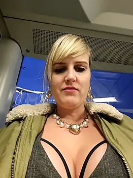 Snapshot of Sexybiene969 chatting on October 15, 4:29 pm Sexybiene969 online show from October 15, 4:29 pm