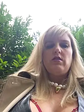 Snapshot of Sexybiene969 chatting on October 22, 2:06 pm Sexybiene969 online show from October 22, 2:06 pm