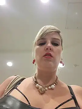 Snapshot of Sexybiene969 chatting on October 27, 4:00 pm Sexybiene969 online show from October 27, 4:00 pm