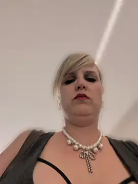 Snapshot of Sexybiene969 chatting on May 19, 4:13 pm Sexybiene969 online show from May 19, 4:13 pm