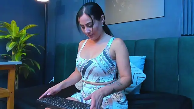 scarlet edwars online show from November 17, 6:57 pm