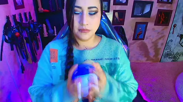 Snapshot of cherryy_bombshelll chatting on February 5, 4:11 pm cherryy bombshelll online show from February 5, 4:11 pm