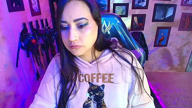 Snapshot of cherryy_bombshelll chatting on February 6, 6:11 pm cherryy bombshelll online show from February 6, 6:11 pm