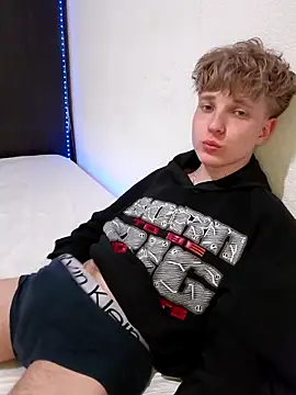 Snapshot of And25bn chatting on May 1, 9:08 pm And25bn online show from May 1, 9:08 pm