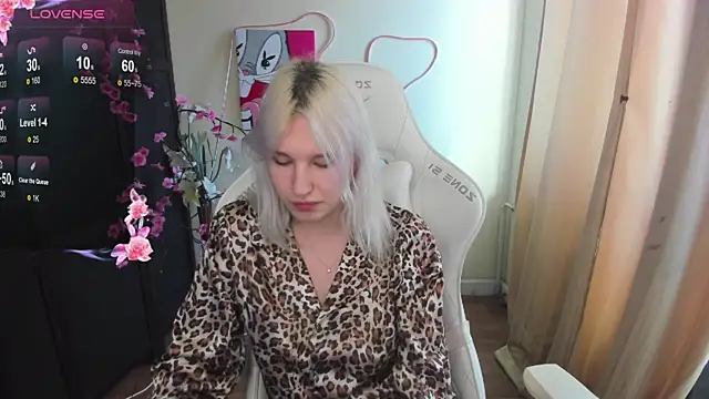 EvelinaLuu online show from April 2, 4:54 am