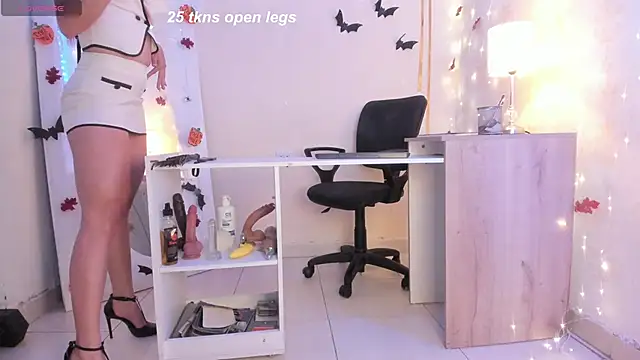 Emylyjonhs online show from October 18, 7:58 pm