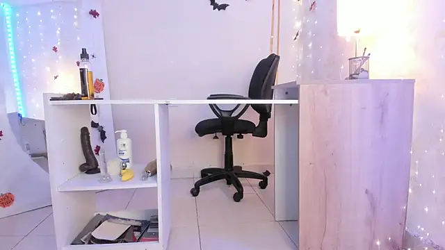 Emylyjonhs online show from October 21, 8:20 pm