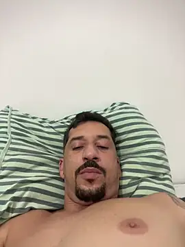 Snapshot of MateusBH123 chatting on February 2, 2:32 am MateusBH123 online show from February 2, 2:32 am