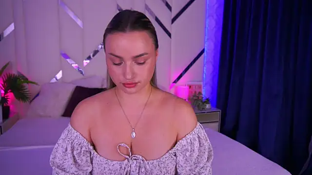 LindsieGreyy online show from October 9, 7:06 am