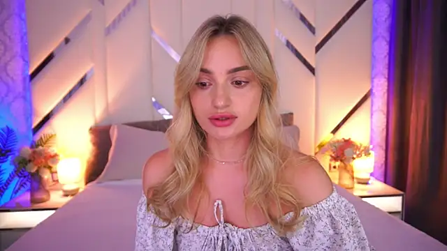 LindsieGreyy online show from July 9, 12:42 pm