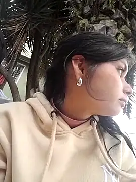 CHLOE ISABELL online show from March 6, 4:07 pm