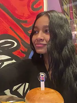 Lynda Bonnie online show from March 23, 2:04 am