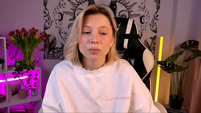 Snapshot of EllySunlover chatting on March 13, 3:11 am EllySunlover online show from March 13, 3:11 am