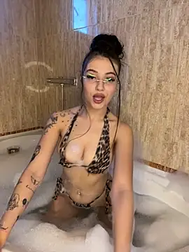 Snapshot of Foxy_Rosee chatting on October 24, 1:40 pm Foxy Rosee online show from October 24, 1:40 pm