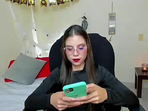 Snapshot of veronicamiller22 chatting on October 31, 2:45 am veronicamiller22 online show from October 31, 2:45 am