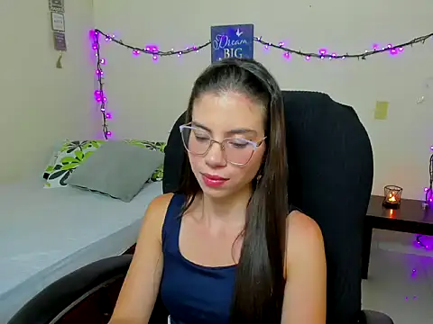 Snapshot of veronicamiller22 chatting on November 9, 2:43 am veronicamiller22 online show from November 9, 2:43 am