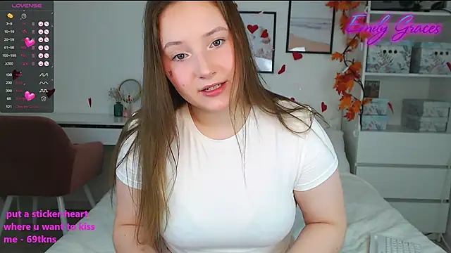 Snapshot of EmilyxxGraces chatting on February 15, 9:48 pm EmilyxxGraces online show from February 15, 9:48 pm