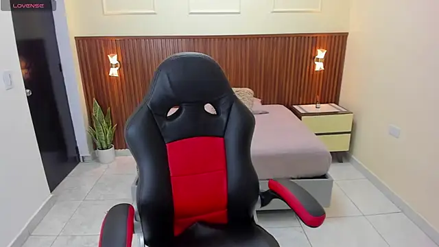 MELINAMARTINS online show from November 24, 7:35 pm