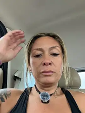 Snapshot of bossyroxy84 chatting on May 15, 6:48 pm bossyroxy84 online show from May 15, 6:48 pm