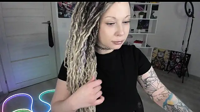 Snapshot of HoneySallyMoore chatting on April 28, 6:02 pm HoneySallyMoore online show from April 28, 6:02 pm