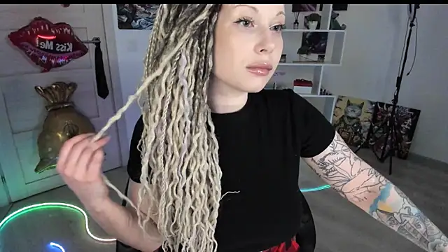 Snapshot of HoneySallyMoore chatting on May 1, 6:45 pm HoneySallyMoore online show from May 1, 6:45 pm