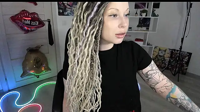 Snapshot of HoneySallyMoore chatting on May 3, 7:09 pm HoneySallyMoore online show from May 3, 7:09 pm