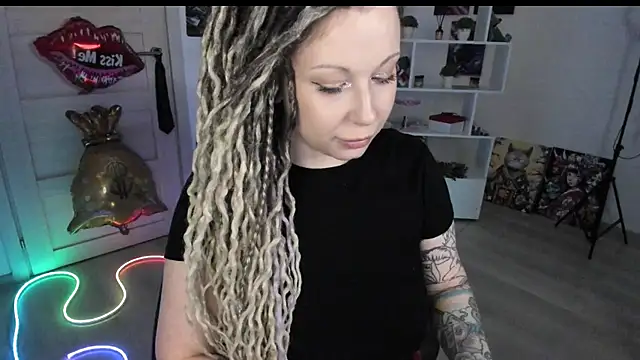 Snapshot of HoneySallyMoore chatting on May 12, 8:17 pm HoneySallyMoore online show from May 12, 8:17 pm