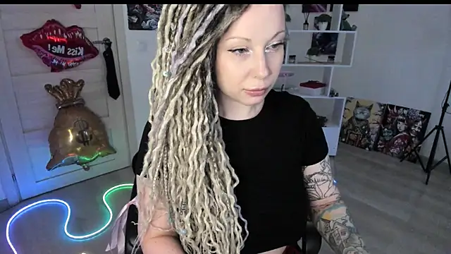 Snapshot of HoneySallyMoore chatting on May 20, 10:32 am HoneySallyMoore online show from May 20, 10:32 am