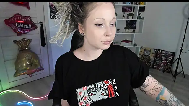 Snapshot of HoneySallyMoore chatting on May 22, 5:29 pm HoneySallyMoore online show from May 22, 5:29 pm