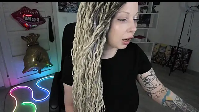 Snapshot of HoneySallyMoore chatting on May 26, 6:59 pm HoneySallyMoore online show from May 26, 6:59 pm