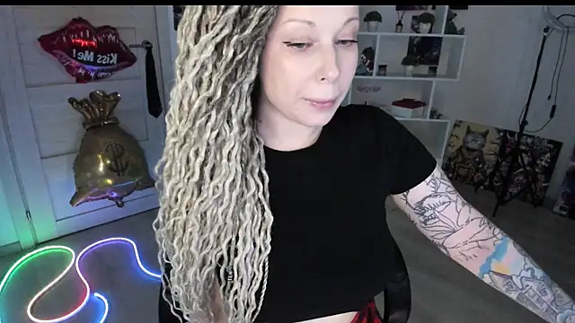 Snapshot of HoneySallyMoore chatting on May 29, 8:29 pm HoneySallyMoore online show from May 29, 8:29 pm